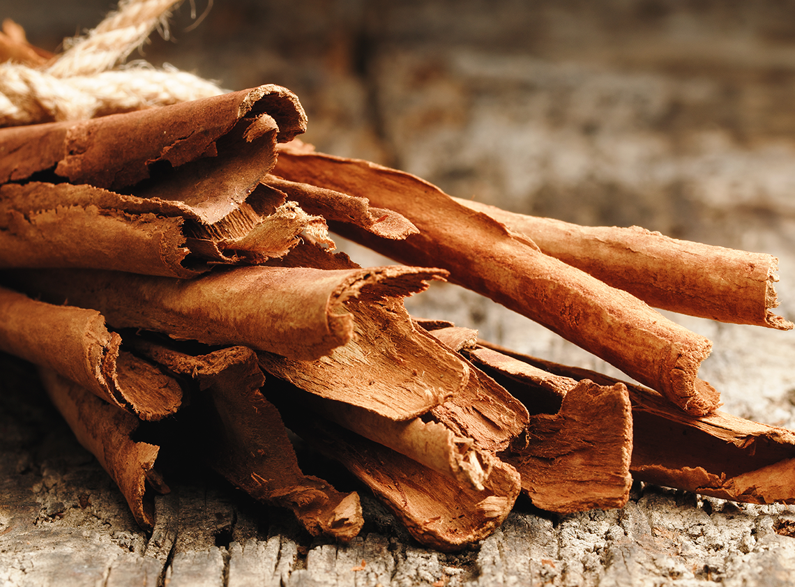 La canela aporta calidez y un toque picante al cuerpo del perfume. Aporta profundidad y un toque ligeramente exótico, ideal para quienes disfrutan de fragancias impactantes y cautivadoras.