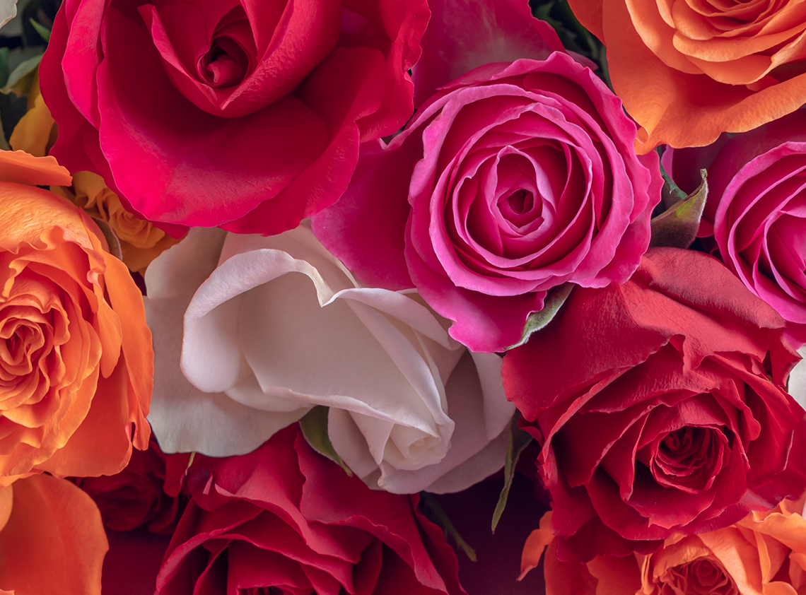 El corazón está marcado por elegantes y delicadas flores. Es aquí donde el perfume adquiere su feminidad, con un toque clásico que equilibra ligereza y presencia.