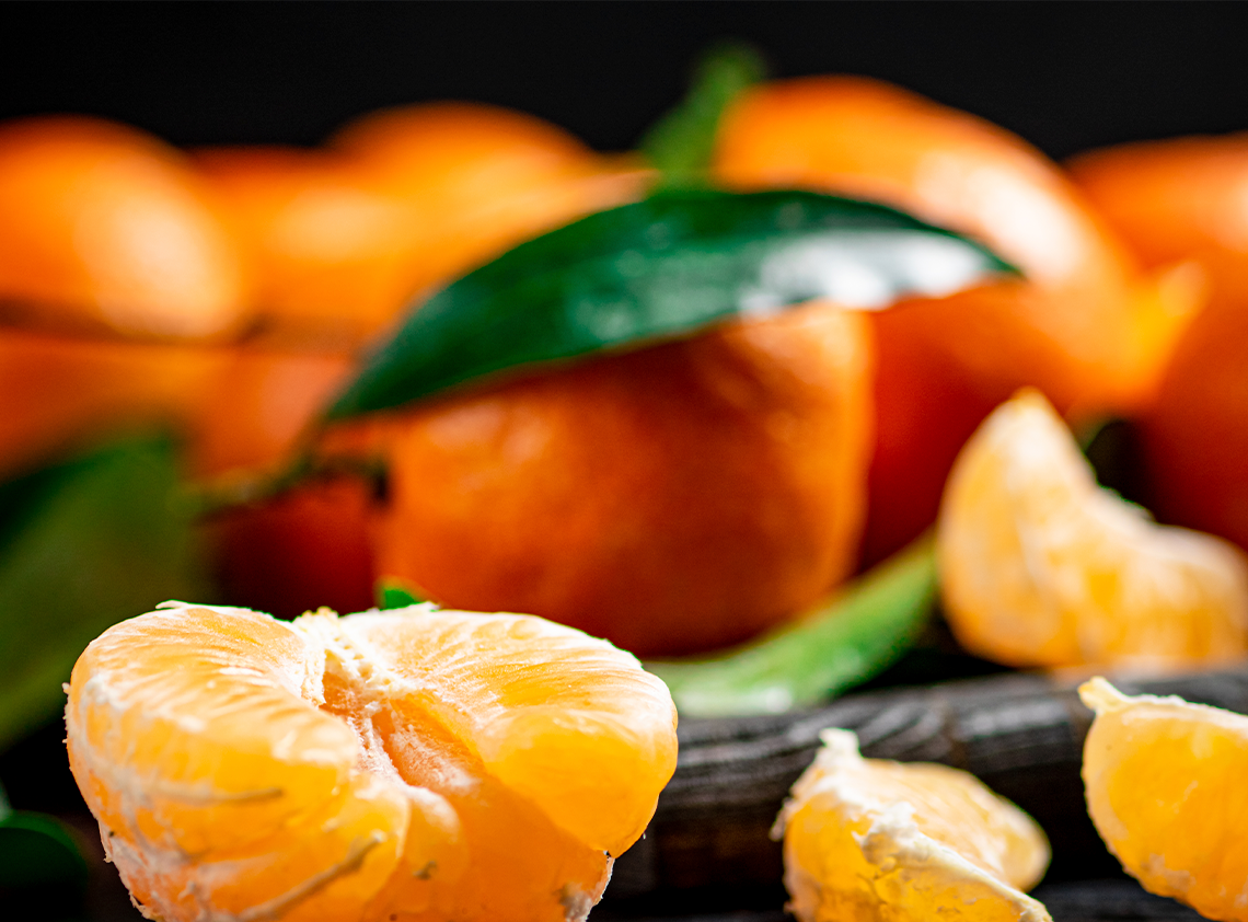 La fragancia comienza con el toque cítrico y ligeramente dulce de la mandarina, que aporta una sensación inmediata de frescura y ligereza. Una salida vibrante que atrae sutilmente la atención.