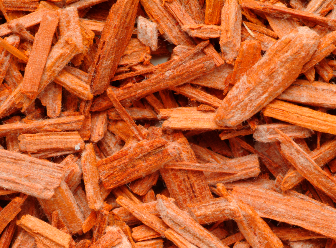 El sándalo aporta profundidad y calidez a la fragancia. Ayuda a crear una base cremosa y duradera, ideal para quienes disfrutan de los perfumes que dejan huella allá donde van.