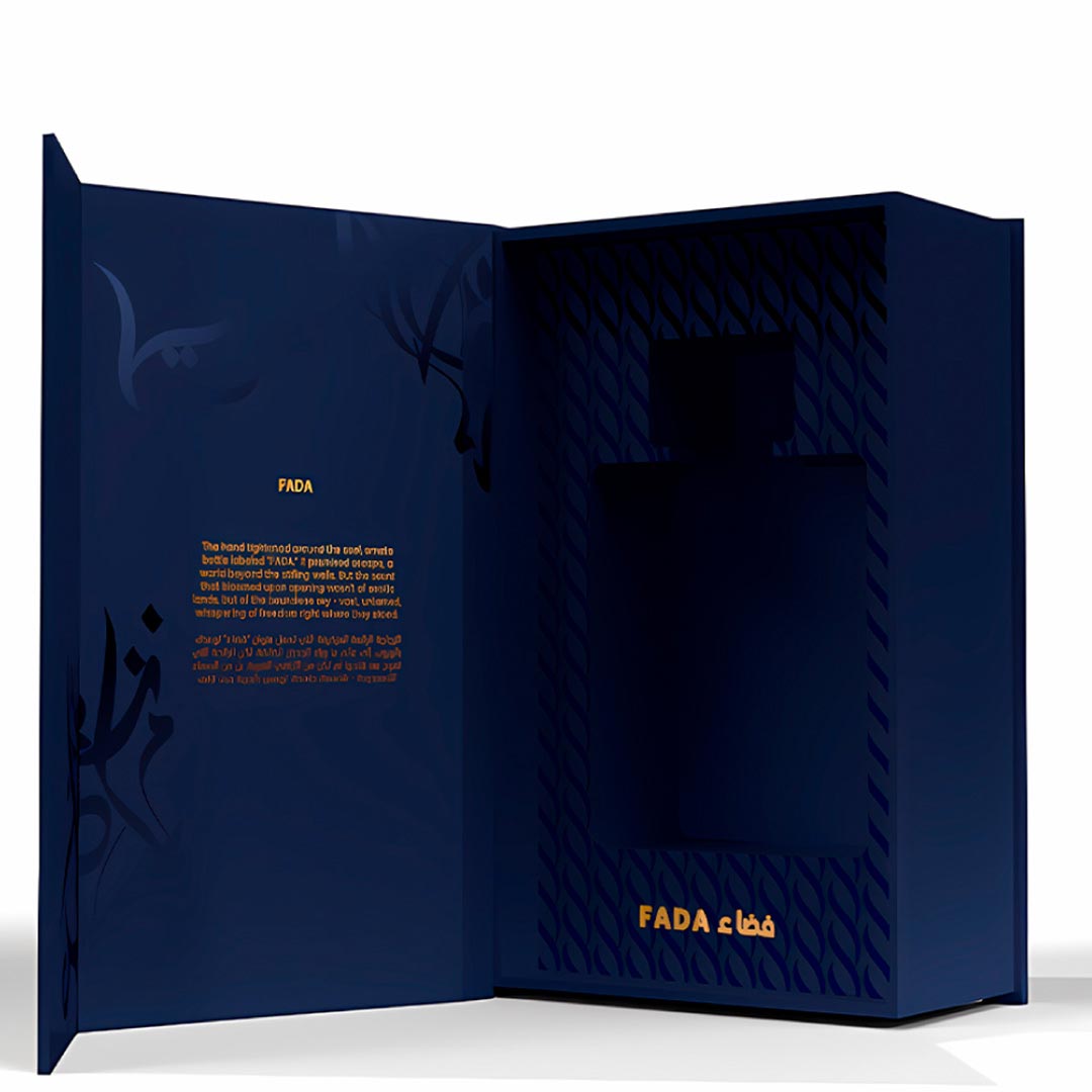 Primer plano del estuche premium ornamental de Mawwal Fada, destacando los detalles dorados y la elegancia de la marca Mawwal Arabia.